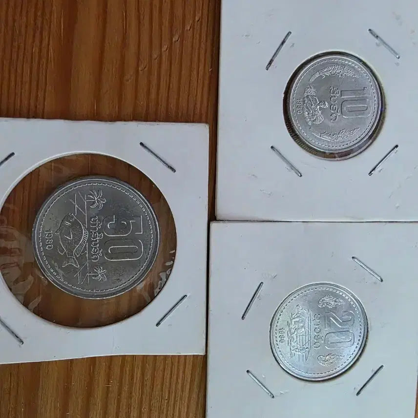 [BUNJANG] 1980 Laos Rare Old Coin 3-Type Set (Kept in Holder) / [수집용 화폐] 1980년 라오스 희귀 옛 동전 3종 세트 (홀더 보관)