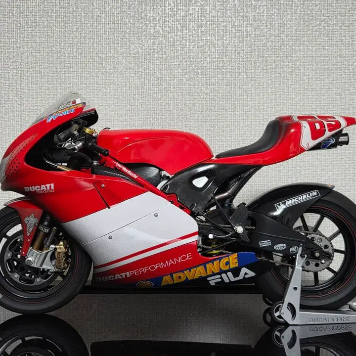 [BUNJANG] Minichamps 1/6 Ducati Desmosedici Loris Capirossi GP Winner "Dirty Version" Diecast Model / 미니챔프 1/6 두카티 데스모세디치 다이캐스트