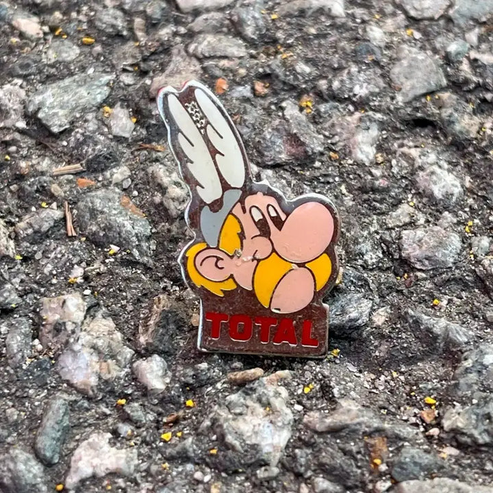 [BUNJANG] TOTAL x Asterix French Vintage Pin Brooch / TOTAL 토탈 아스테릭스 캐릭터 프랑스뱃지 빈티지뱃지 핀브로치 A197
