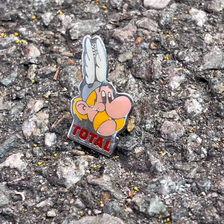 [BUNJANG] TOTAL x Asterix French Vintage Pin Brooch / TOTAL 토탈 아스테릭스 캐릭터 프랑스뱃지 빈티지뱃지 핀브로치 A197