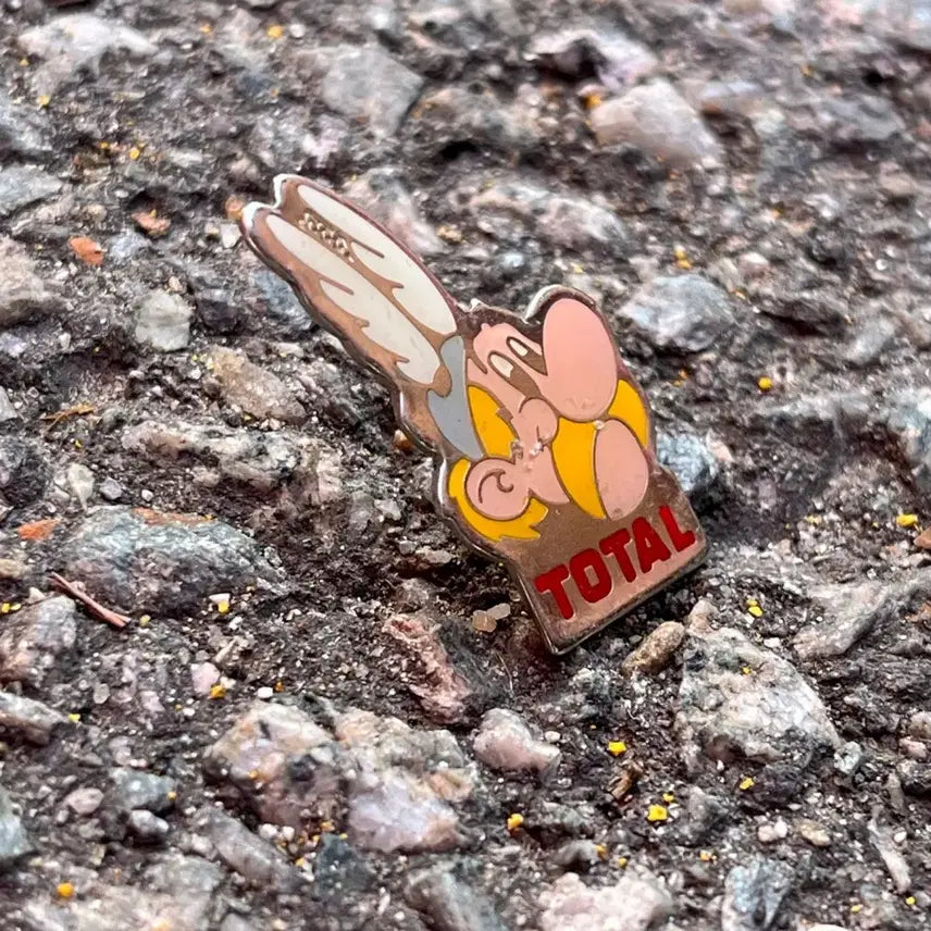 [BUNJANG] TOTAL x Asterix French Vintage Pin Brooch / TOTAL 토탈 아스테릭스 캐릭터 프랑스뱃지 빈티지뱃지 핀브로치 A197