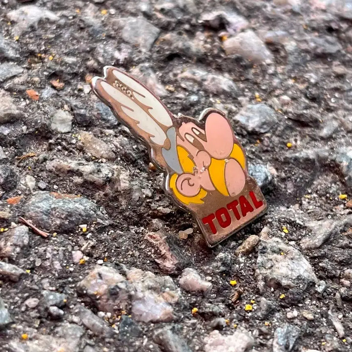 [BUNJANG] TOTAL x Asterix French Vintage Pin Brooch / TOTAL 토탈 아스테릭스 캐릭터 프랑스뱃지 빈티지뱃지 핀브로치 A197