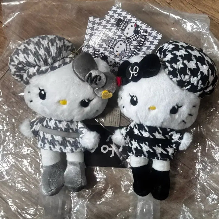 [BUNJANG] Hello Kitty 51st Anniversary Monokuro Houndstooth Mascot Doll / 헬로키티 51주년 모노쿠로 하운드투스 마스코트 인형