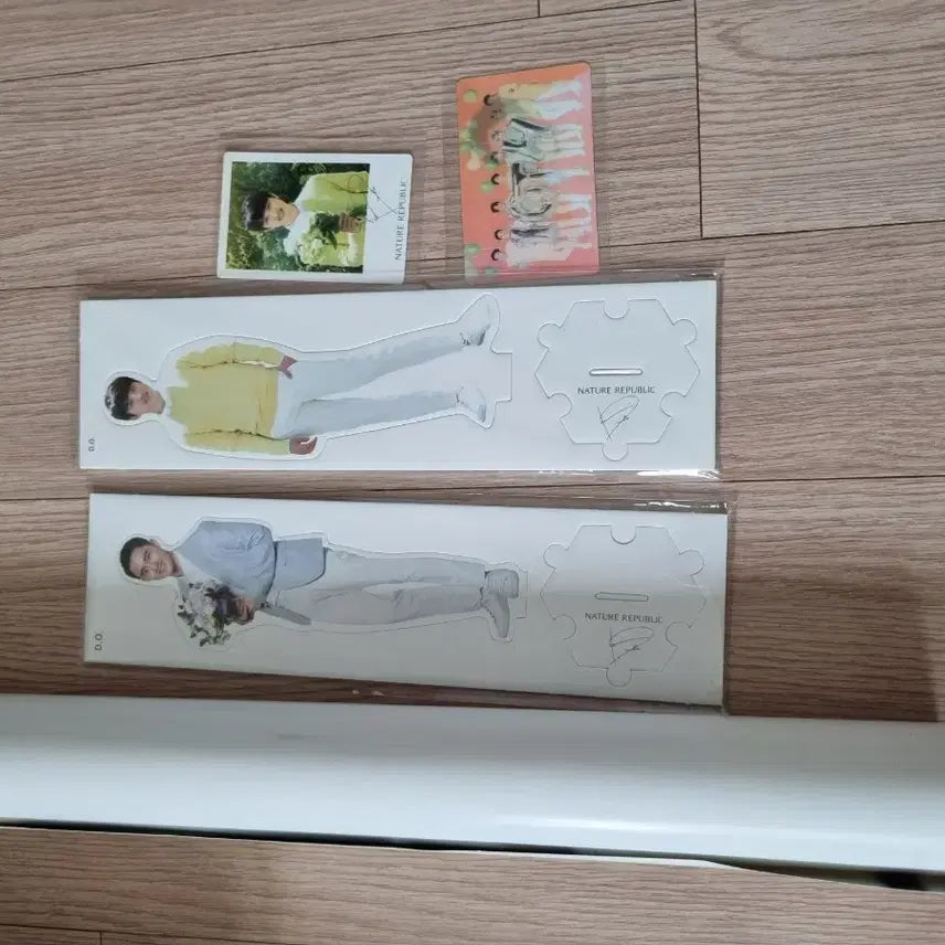 [BUNJANG] Doh Kyung Soo Nature Republic Photocard, Hologram Photocard, Poster, and Stand Set / 도경수 네이처리퍼블릭 굿즈 렌티큘러 도경수 포카+포스터+스탠드 2개