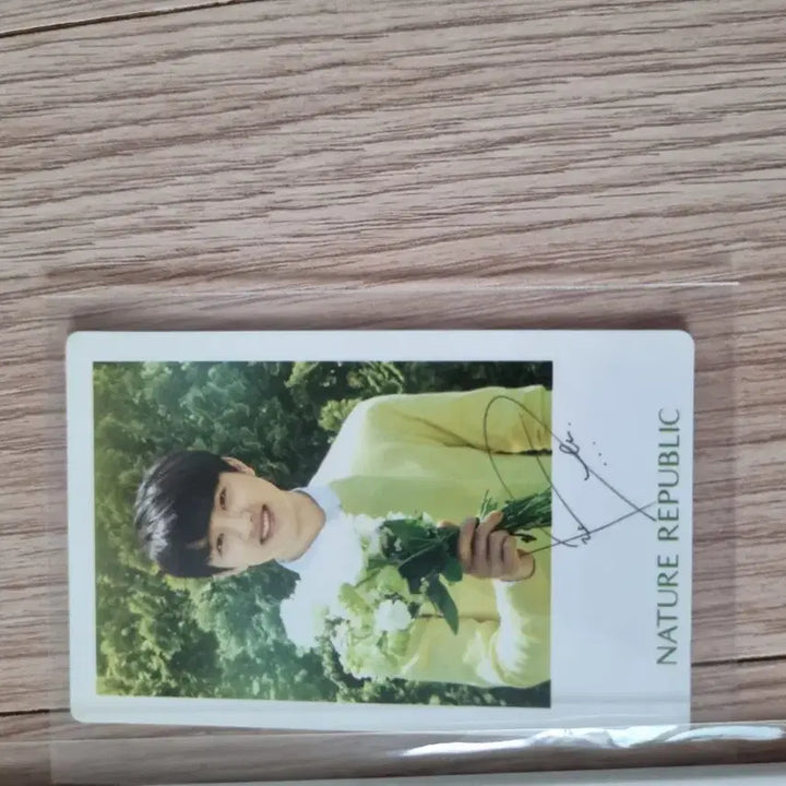 [BUNJANG] Doh Kyung Soo Nature Republic Photocard, Hologram Photocard, Poster, and Stand Set / 도경수 네이처리퍼블릭 굿즈 렌티큘러 도경수 포카+포스터+스탠드 2개