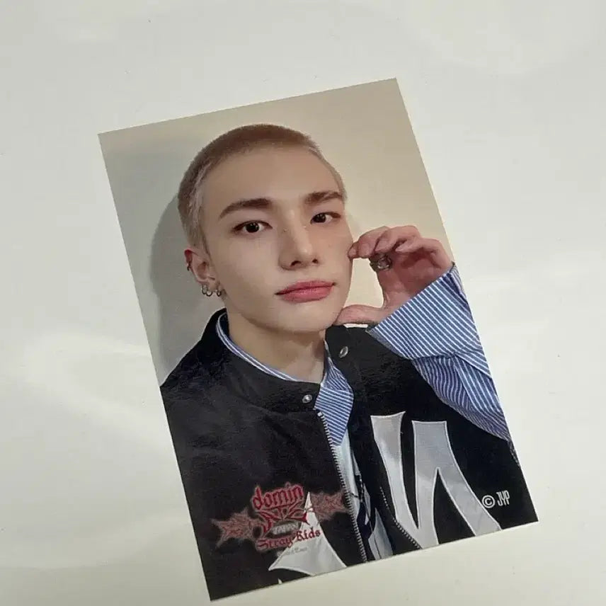 [BUNJANG] Stray Kids Hyunjin Kuji Sticker Dominate Photocard / 스트레이키즈 현진 포카 쿠지 스티커 에이트 도미네이트