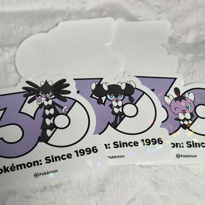 [BUNJANG] Pokemon 30th Anniversary Logo Sticker Set: Goomy, Goomyoo, Goodra + 2 Random Stickers / 포켓몬 30주년 로고 스티커 고디보미+고디탱+고디모아젤+랜덤2장