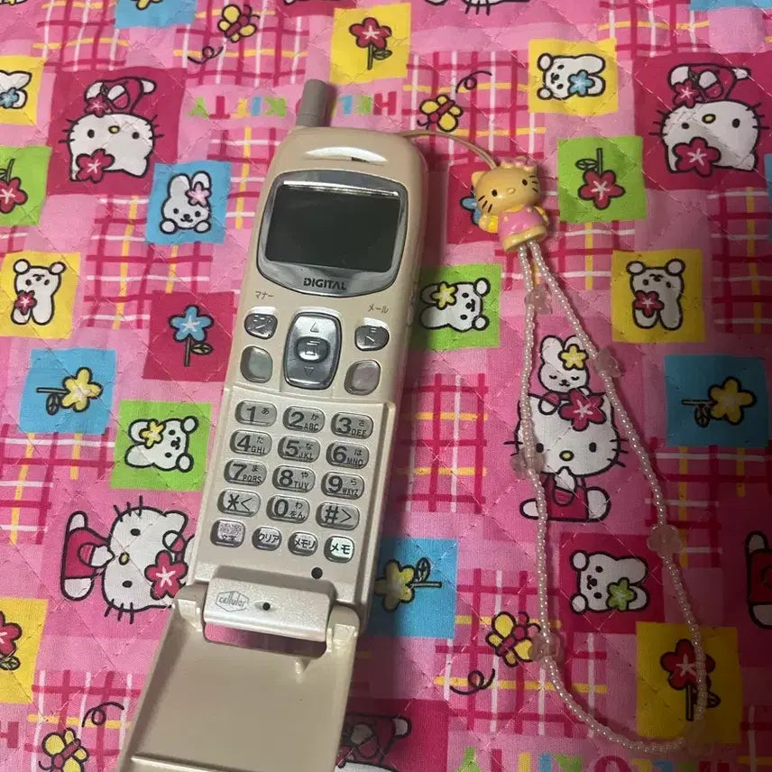 [BUNJANG] Vintage Hello Kitty Classic Cell Phone with Tanned Bead Strap / 헬로키티 고전 핸드폰 (고전 태닝 비즈 스트랩도)