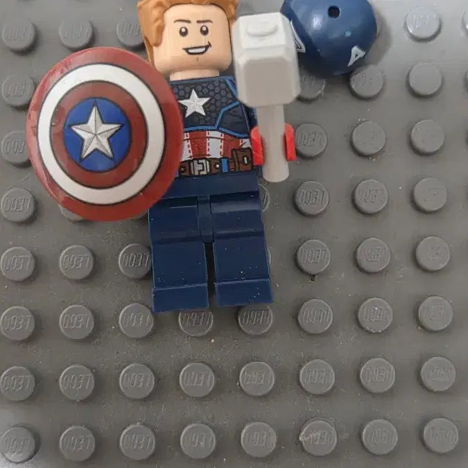[BUNJANG] LEGO Captain America Minifigure with Shield, Hammer, and Mjolnir Stand / 레고 슈퍼히어로 방패 스탠드 망치를 든 캡틴 아메리카 미니피규어 몰니르