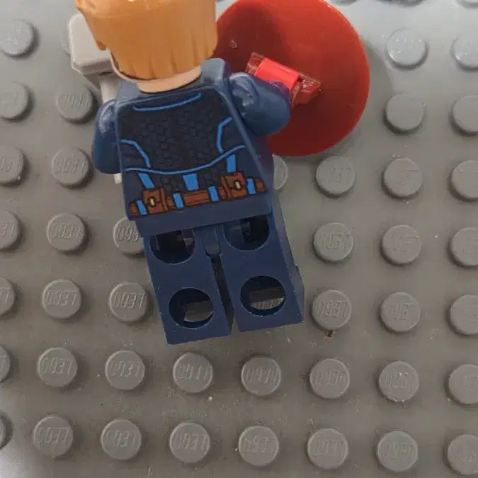 [BUNJANG] LEGO Captain America Minifigure with Shield, Hammer, and Mjolnir Stand / 레고 슈퍼히어로 방패 스탠드 망치를 든 캡틴 아메리카 미니피규어 몰니르
