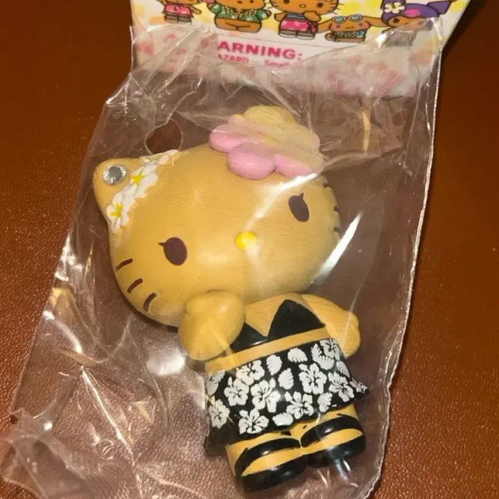 [BUNJANG] Sanrio Tokonatsu Vacation Black Kitty Mascot Figure / 산리오 토코나츠 베케이션 - 블랙 키티 (배송비 포함)