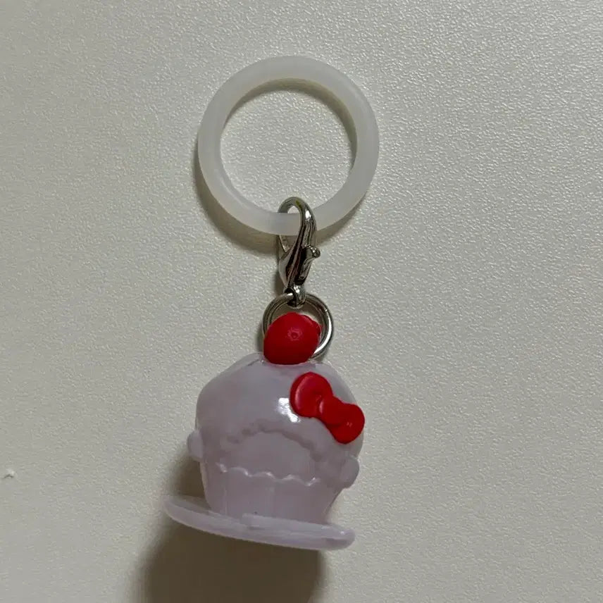 [BUNJANG] Monchhichi Kitty Cupcake Badge Keychain / 몬치치 키티 컵케이크 메지루시 키링