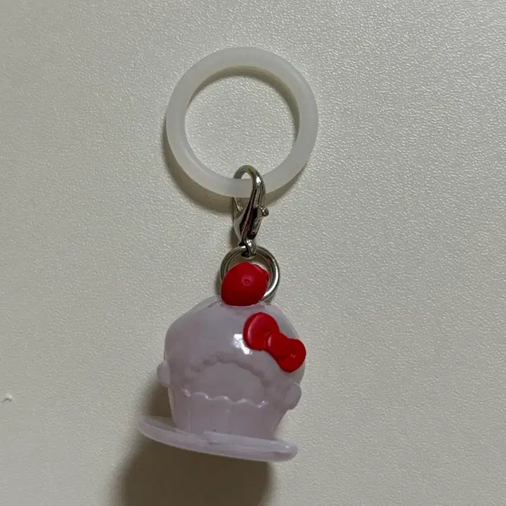 [BUNJANG] Monchhichi Kitty Cupcake Badge Keychain / 몬치치 키티 컵케이크 메지루시 키링