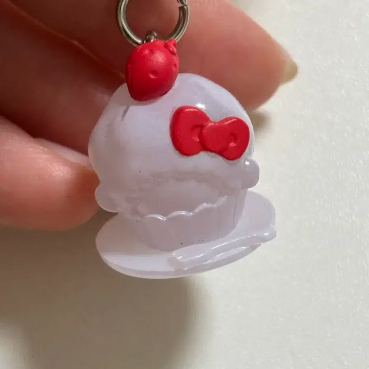 [BUNJANG] Monchhichi Kitty Cupcake Badge Keychain / 몬치치 키티 컵케이크 메지루시 키링