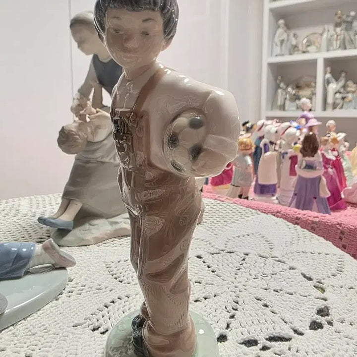 [BUNJANG] Nao by Lladro Boy with Soccer Ball Figurine / 야드로 축구소년 피겨린