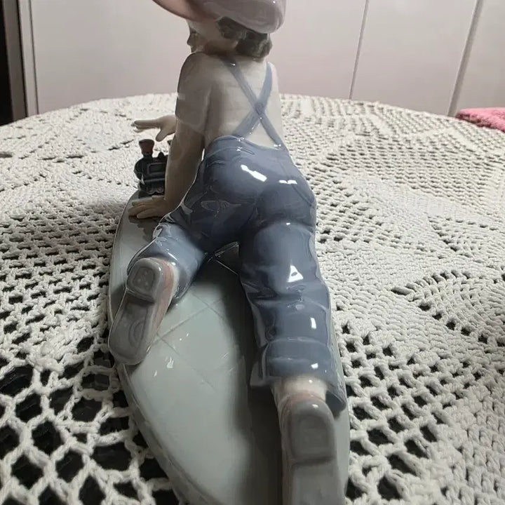 [BUNJANG] Lladró 7619 All Aboard Boy with Toy Train Figurine / 야드로 장난감 기차와 소년 피겨린