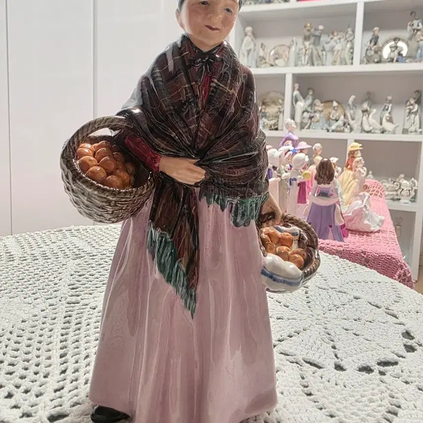 [BUNJANG] Royal Doulton The Orange Lady HN1759 Figurine / 로얄덜튼 두바구니 들고 있는할머니 피겨린