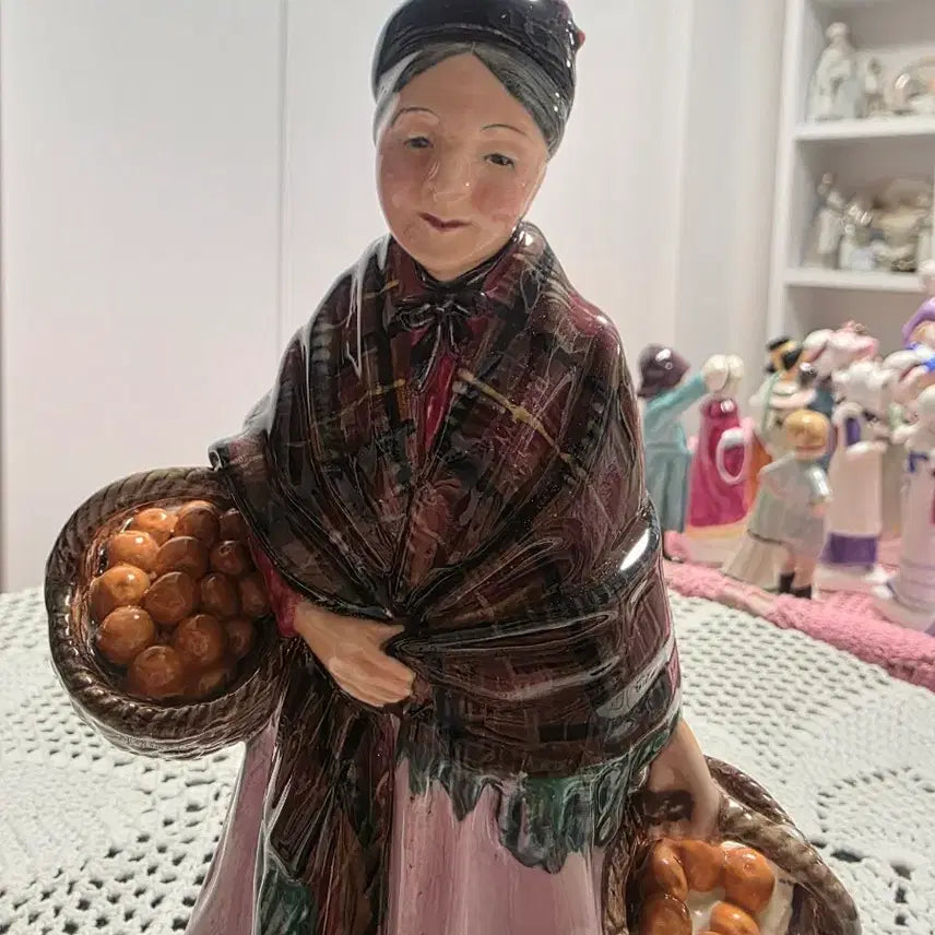 [BUNJANG] Royal Doulton The Orange Lady HN1759 Figurine / 로얄덜튼 두바구니 들고 있는할머니 피겨린