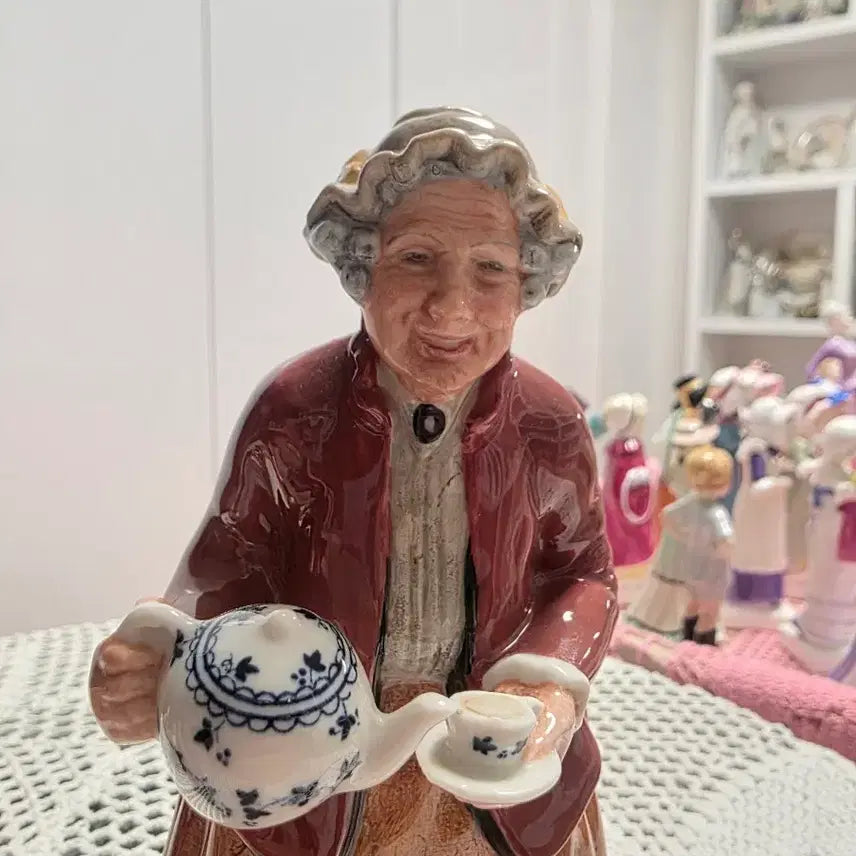 [BUNJANG] Royal Doulton Grandmother with Teacup Figurine / 로얄덜튼 찻잔들은 할머니 피겨린