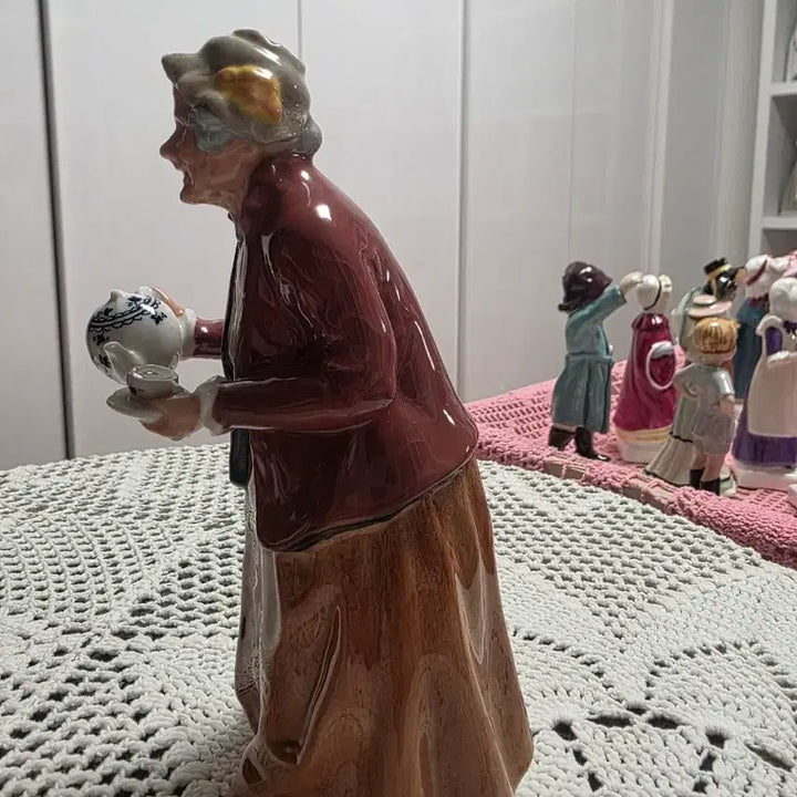 [BUNJANG] Royal Doulton Grandmother with Teacup Figurine / 로얄덜튼 찻잔들은 할머니 피겨린