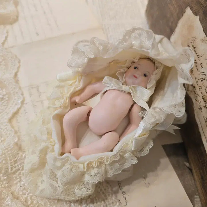 [BUNJANG] Vintage Bisque Baby Doll with Lace Cradle Set / 빈티지 아기 비스크돌 레이스요람 세트