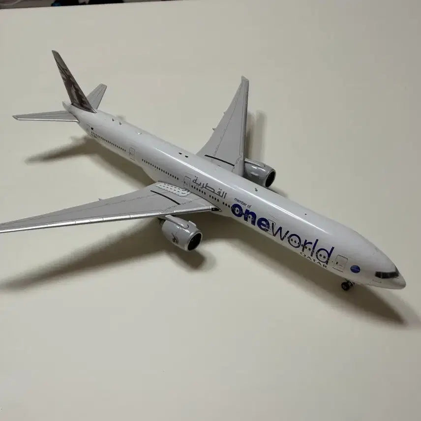 [BUNJANG] Phoenix Boeing 777-300ER Qatar Airways Diecast Model 1:400 Platinum Series / 피닉스 Boeing 777-300ER 카타르 항공 다이캐스트 모형