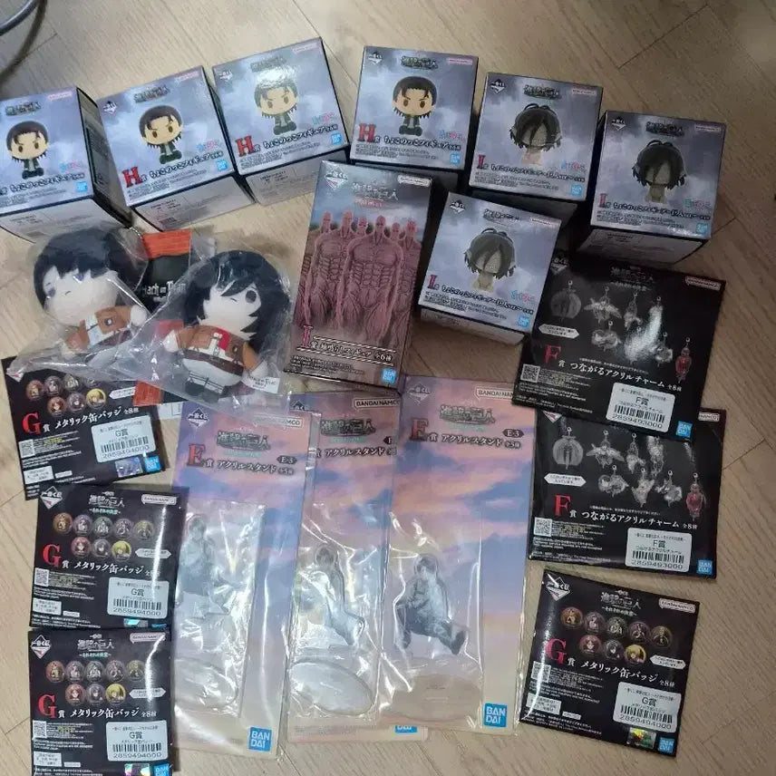 [BUNJANG] Attack on Titan Merchandise Set (Figure, Acrylic Stand, Badge) / 진격의 거인 굿즈 세트 (피규어, 아크릴 스탠드, 뱃지 등)