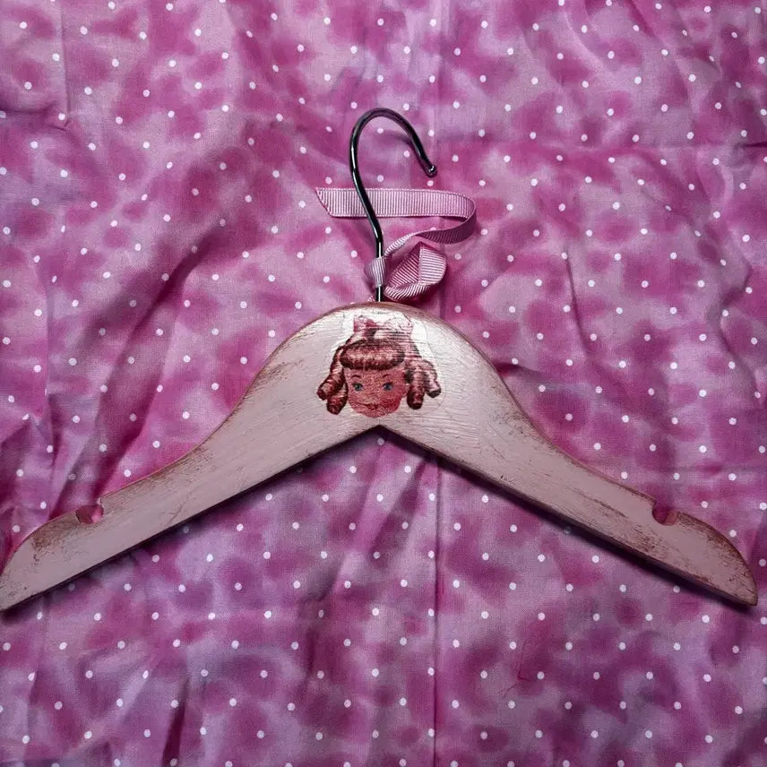 [BUNJANG] Pink Wooden Hanger with Cute Doll Face Illustration / 핑크 원목 옷걸이