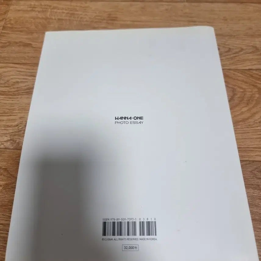 [BUNJANG] Wanna One Photo Essay Photobook with Ong Seong Wu Postcards / 워너원 포토에세이 양도합니다