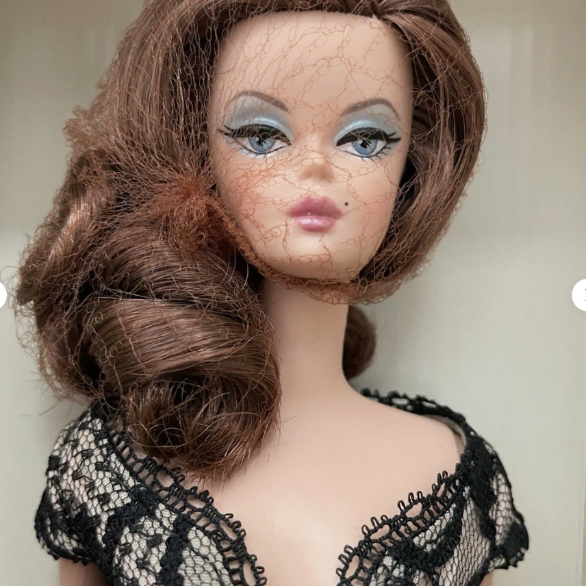 [BUNJANG] Mattel Barbie Fashion Model Collection A Trace of Lace Gold Label Brunette Doll (Limited Edition) / 실크스톤(한정판) Trace of Lace Barbie Doll
