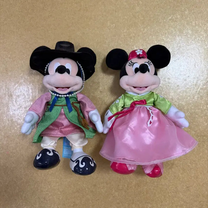 [BUNJANG] Mickey Mouse &amp; Minnie Mouse Hanbok Korean Traditional Clothing Dolls / 미키서울 한복입은 미키 미니 인형