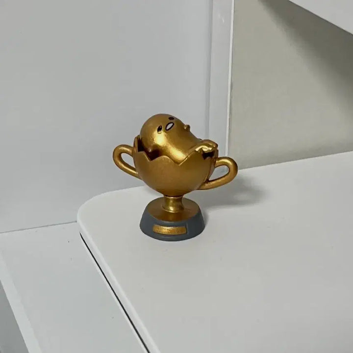 [BUNJANG] Sanrio Gudetama Classic Gold Trophy Figure / 산리오 구데타마 고전 황금 골드 트로피 피규어 가챠 희귀 레어