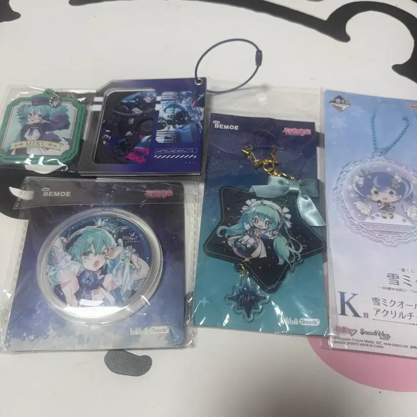 [BUNJANG] Hatsune Miku Goods Acrylic Keyring and Badge Set / 하츠네미쿠 굿즈 아크릴 키링 뱃지 세트