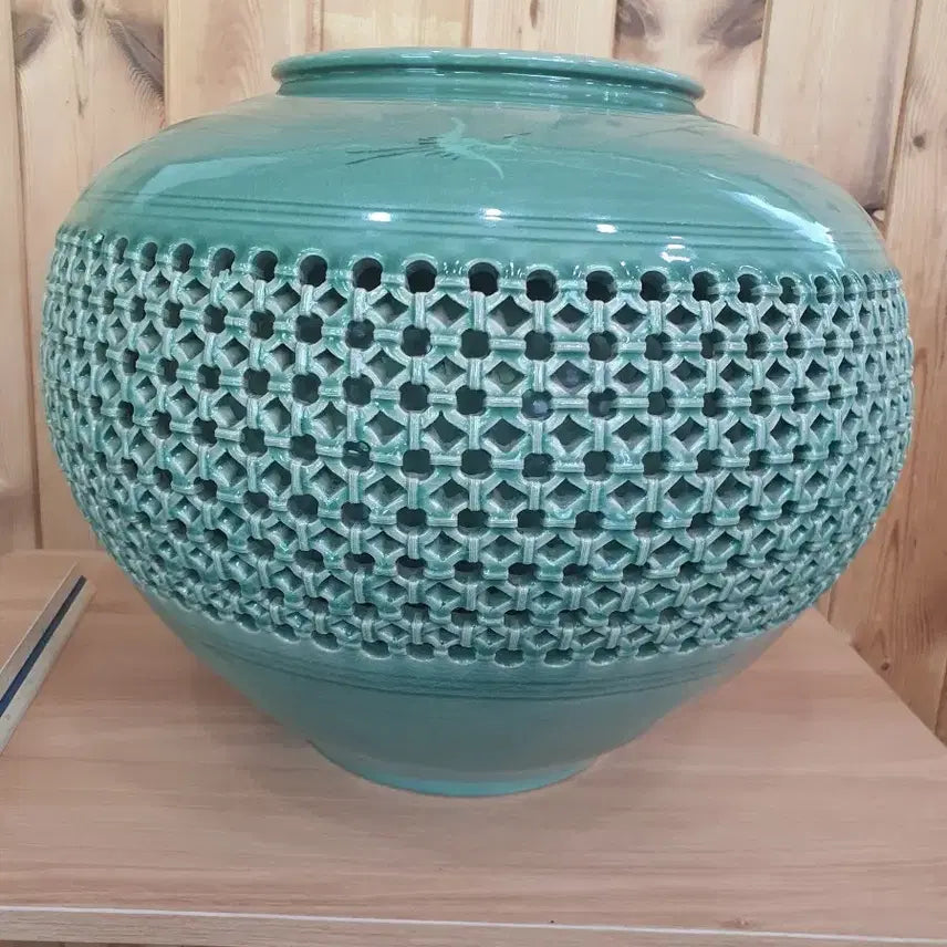 [BUNJANG] Cheongsan Large Openwork Ceramic Vase / 청산의 대형 투각도자기
