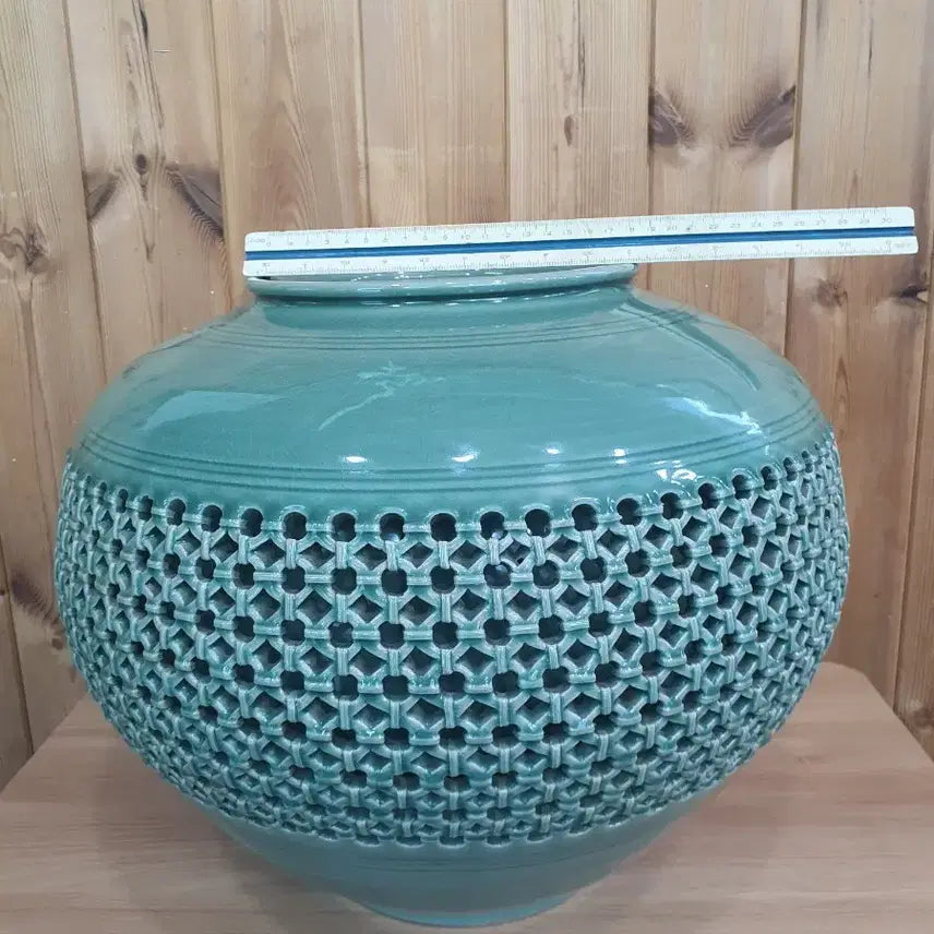 [BUNJANG] Cheongsan Large Openwork Ceramic Vase / 청산의 대형 투각도자기