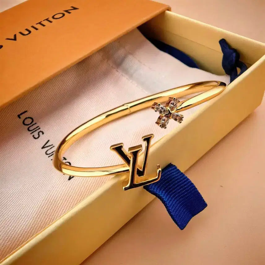 [BUNJANG] Louis Vuitton LV Iconic Signature Logo Gold Metal Bracelet / 루이비통 LV 아이코닉 시그니처 로고 골드 금속 팔찌 여성용 액세서리