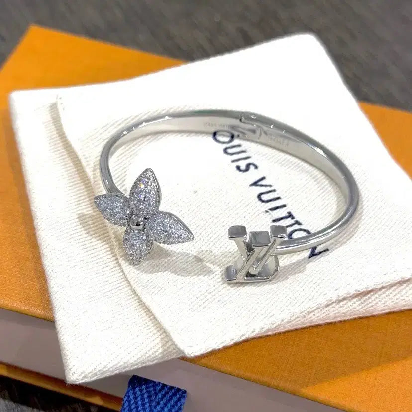 [BUNJANG] Louis Vuitton Classic Monogram Flower Star Charm Silver Bracelet / 차분한 은색 LV 팔찌 클래식 몽오그램 꽃 별 장식 여성 명품 팔찌