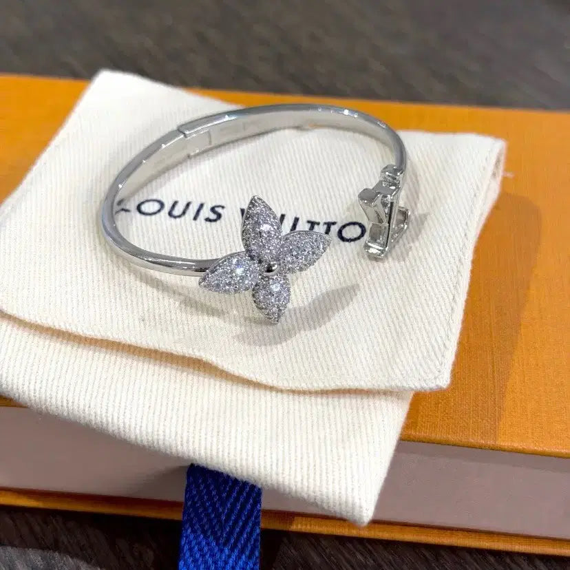[BUNJANG] Louis Vuitton Classic Monogram Flower Star Charm Silver Bracelet / 차분한 은색 LV 팔찌 클래식 몽오그램 꽃 별 장식 여성 명품 팔찌