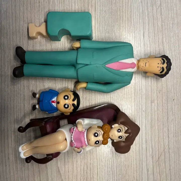 [BUNJANG] Crayon Shin-chan Family Photo Figure Bundle Set (Authentic Japanese) / 짱구 가족사진 피규어 일괄 일본정품