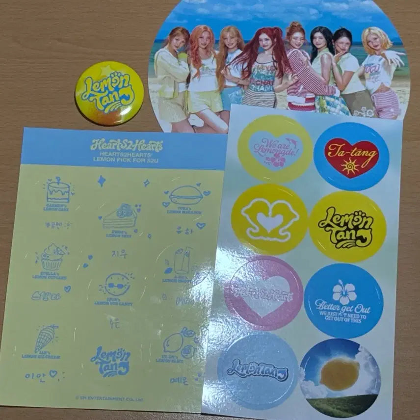 [BUNJANG] Hats to Hearts Lemon Tang The Hyundai Popup Exclusive Badge Sticker Fan Set / 새상품) 하츠투하츠 레몬탱 더현대 팝업 입장 특전 뱃지 스티커 부채 양도