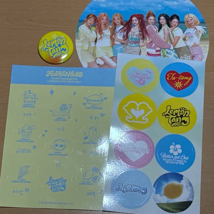 [BUNJANG] Hats to Hearts Lemon Tang The Hyundai Popup Exclusive Badge Sticker Fan Set / 새상품) 하츠투하츠 레몬탱 더현대 팝업 입장 특전 뱃지 스티커 부채 양도
