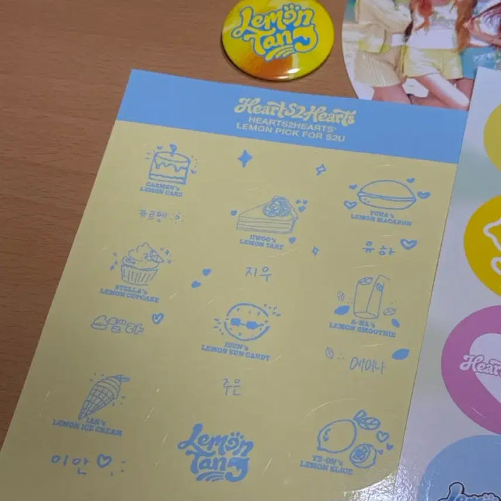 [BUNJANG] Hats to Hearts Lemon Tang The Hyundai Popup Exclusive Badge Sticker Fan Set / 새상품) 하츠투하츠 레몬탱 더현대 팝업 입장 특전 뱃지 스티커 부채 양도