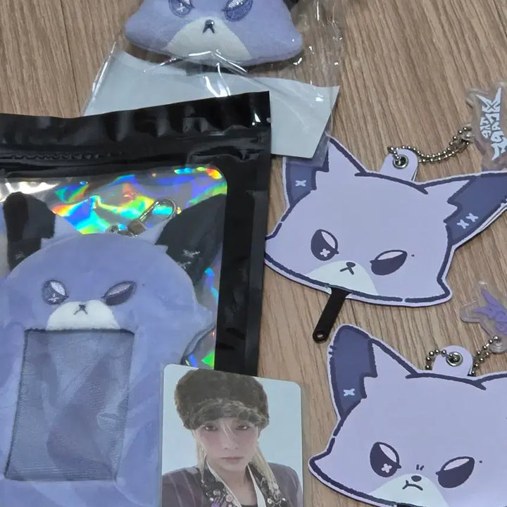 [BUNJANG] Xdinary Heroes X MONSTA X Xdinary Heroes Lucky Draw Photocard Holder &amp; Face Keyring Bundle Set / 엑디즈 엑몬즈 폭드 굿즈 오드 승민 포카홀더 페이스키링 일괄