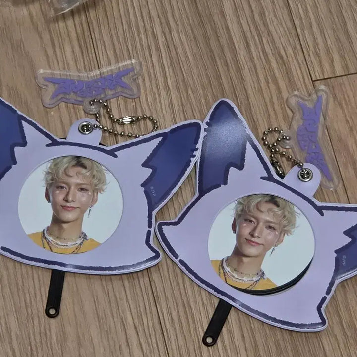 [BUNJANG] Xdinary Heroes X MONSTA X Xdinary Heroes Lucky Draw Photocard Holder &amp; Face Keyring Bundle Set / 엑디즈 엑몬즈 폭드 굿즈 오드 승민 포카홀더 페이스키링 일괄