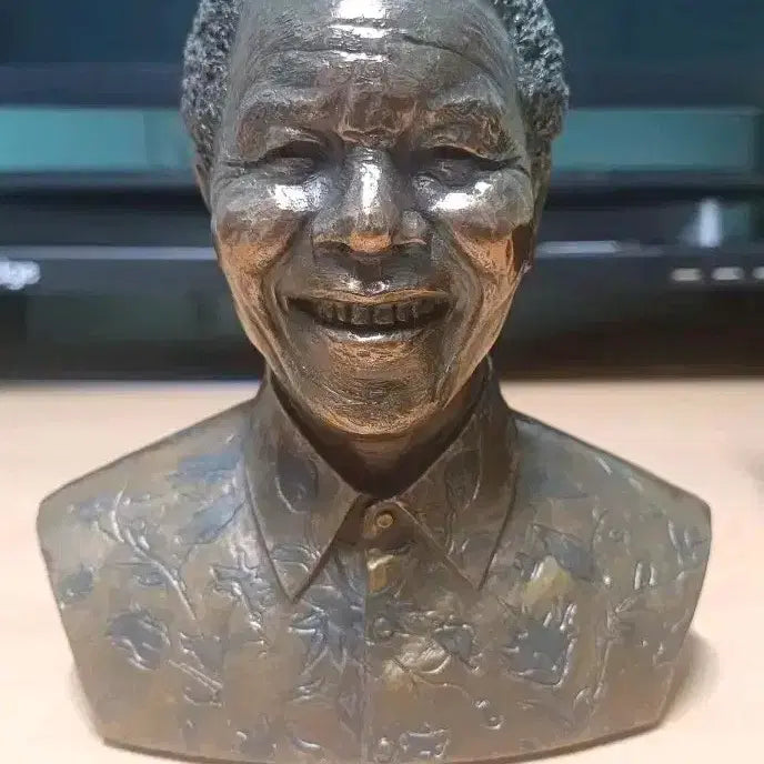 [BUNJANG] Nelson Mandela Bust Sculpture / 위인 남아프리카공화국 대통령 넬슨 만델라 흉상 조각 작품
