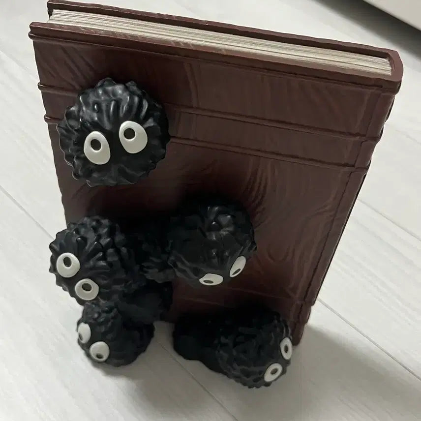 [BUNJANG] Studio Ghibli Soot Sprite (Makkuro Kurosuke) Bookshelf / 마쿠로쿠로스케 북스탠드 / 센과치히로 굿즈