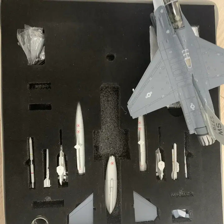 [BUNJANG] Calibre Wings F-16D 1/72 Scale Die-cast Model Aircraft / Calibre wings f-16d ca721604 다이캐스트 판매힙니다