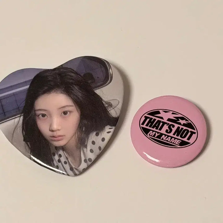 [BUNJANG] ILLIT Wonhee Popup Heart Pin Badge NAKYUT ANYMORE Photocard / 아일릿 원희 팝업 하트 핀뱃지 낫큐트애니모어 ㅅㅊ 포카 앨범