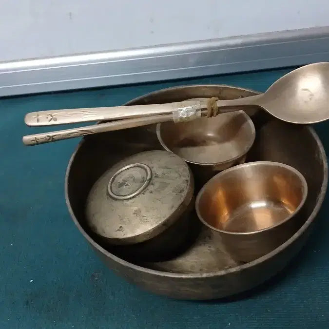 [BUNJANG] Vintage Brass Tableware Set with Rice Bowls, Soup Bowls, and Small Dipping Bowls / 빈티지 놋 수저 세트 밥그릇 국그릇 놋종지
