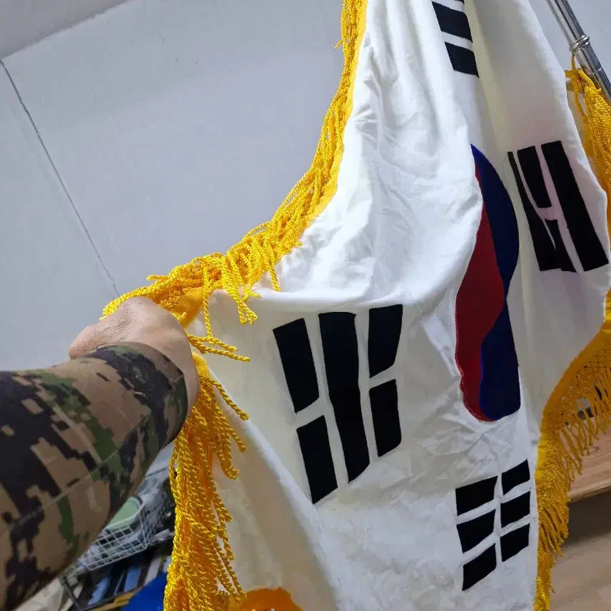 [BUNJANG] Vintage Taegeukgi (Korean Flag) and Gangnam Elementary Kindergarten Flag / 빈티지 행사용 태극기입니다